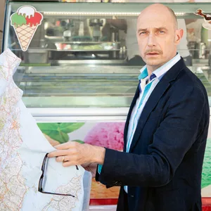 Eric Pfeil hält eine Italien-Karte in der Hand.