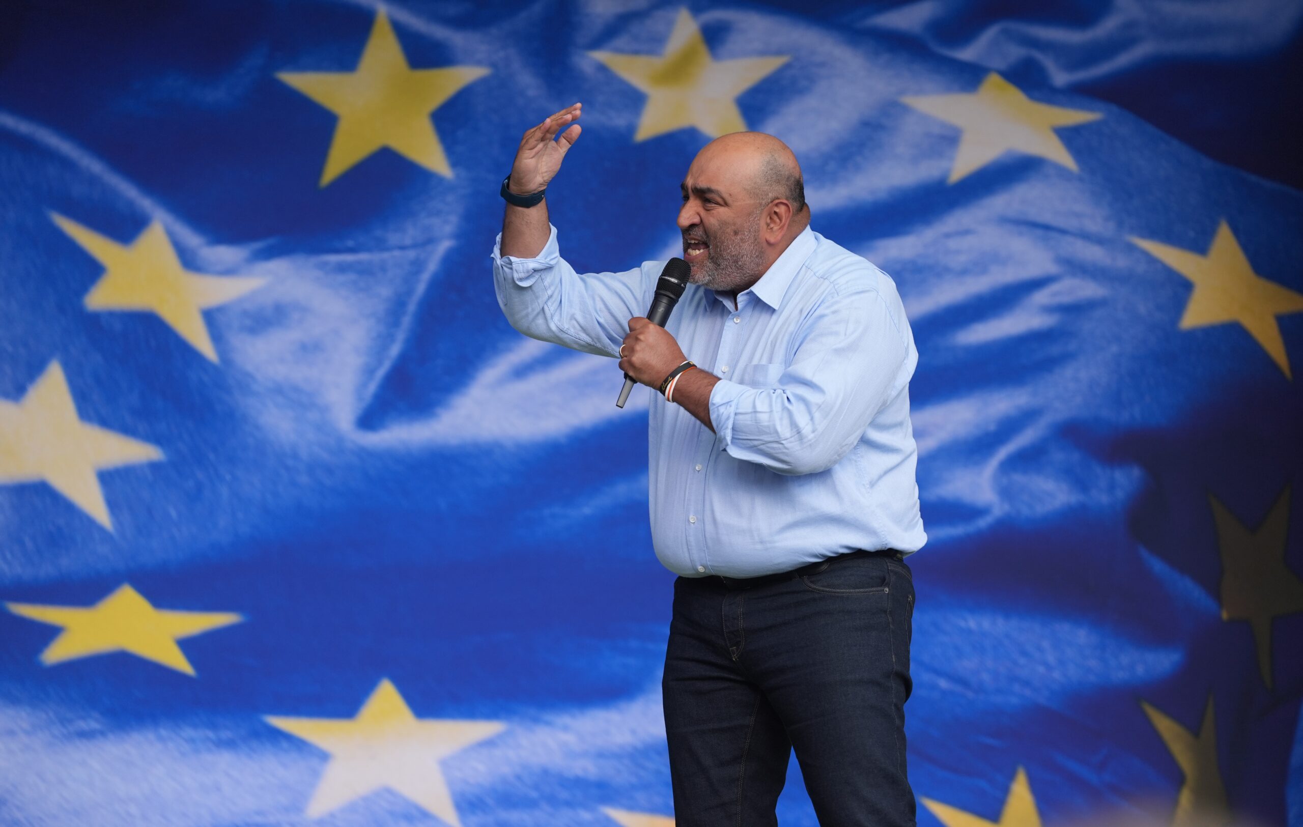 Omid Nouripour vor Europa-Flagge