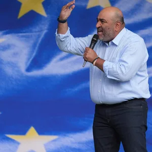 Omid Nouripour vor Europa-Flagge