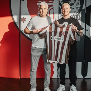 Andreas Bornemann und Louis Oppie posieren mit St. Pauli-Trikot