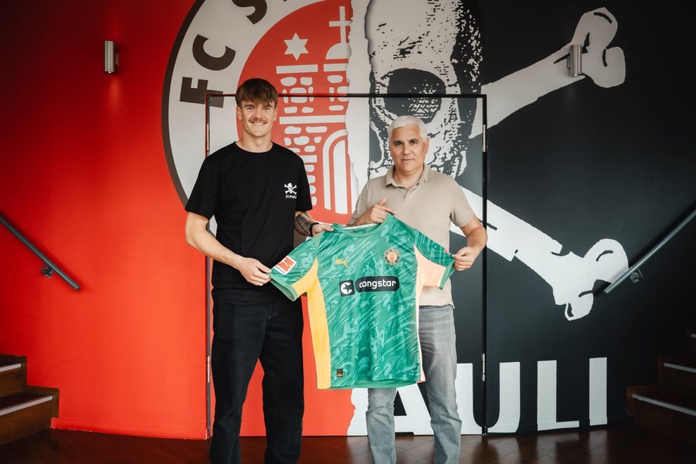 Simon Spari hält sein neues Trikot