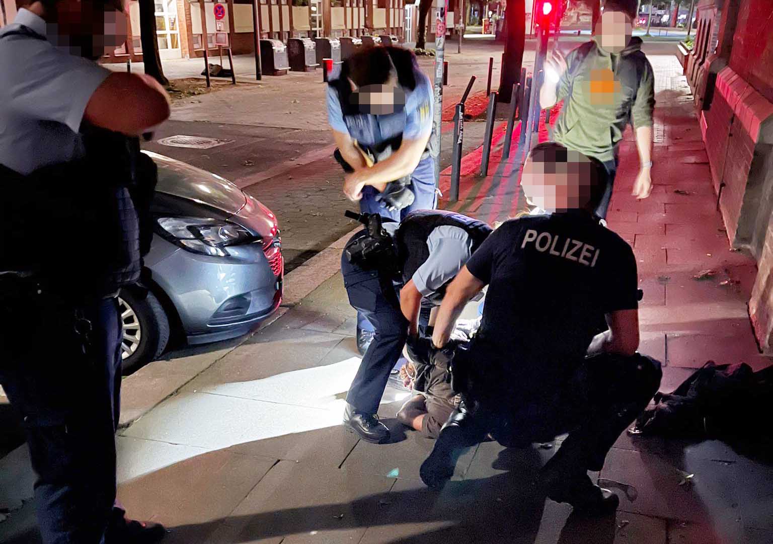 Polizisten überwältigen den mutmaßlichen Taschendieb an der Baumeisterstraße (Hamburg-St. Georg).