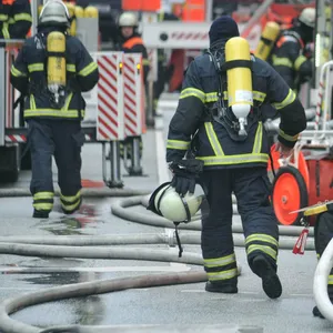 Wohnungsbrand in Hausbruch: Feuerwehr rettet verletzten Bewohner