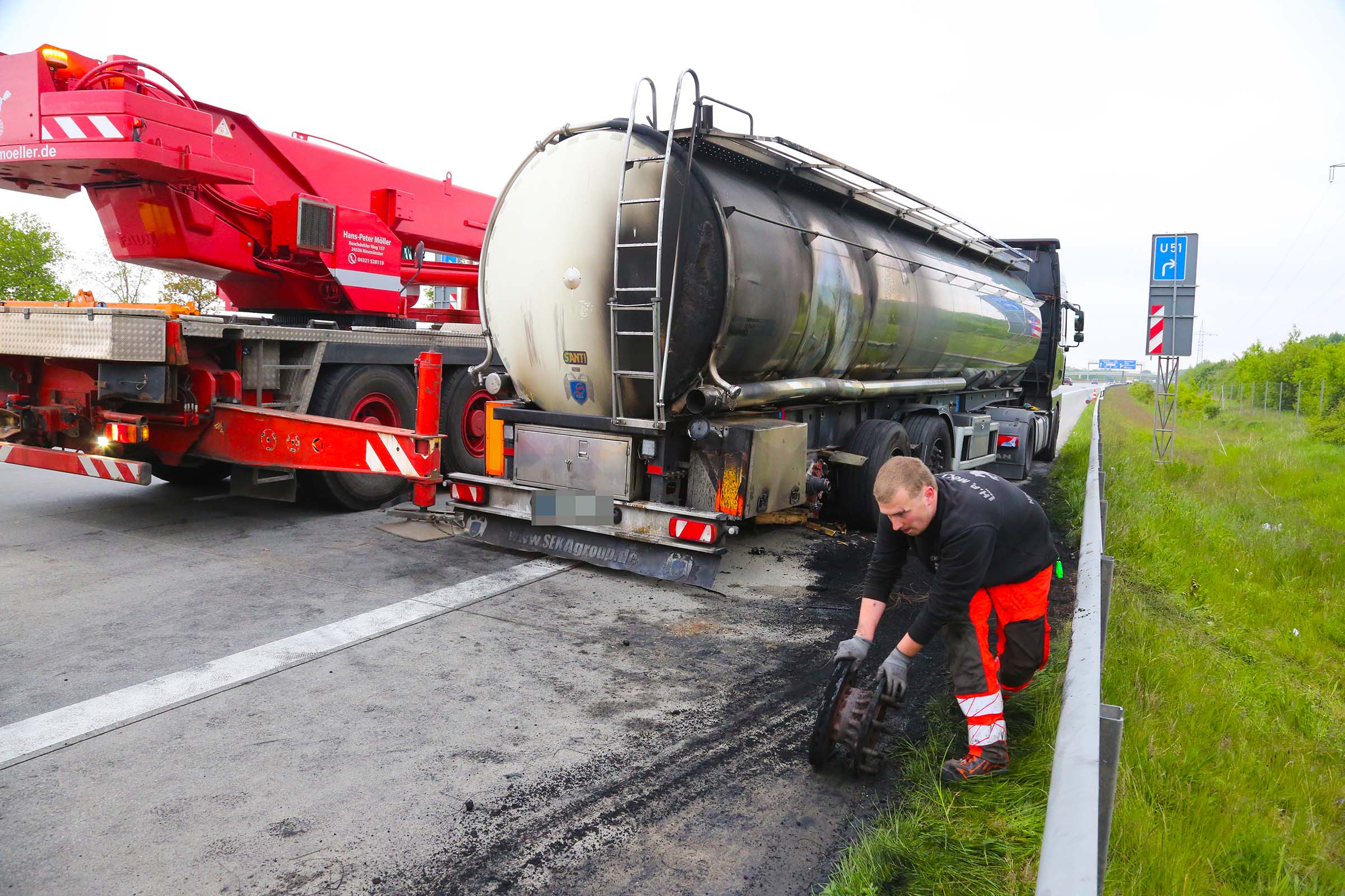 Auf der A7 bei Neumünster hat ein Sattelschlepper gebrannt.