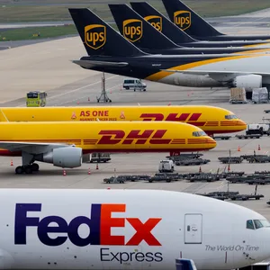 Frachtflugzeuge am Flughafen