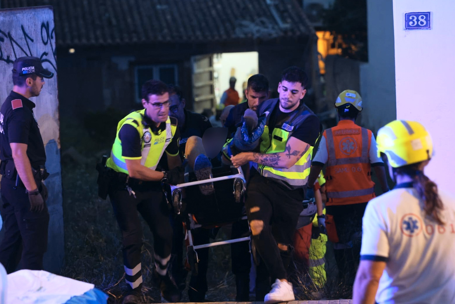 Rettungskräfte im Einsatz vor dem eingestürzten Club auf Mallorca.