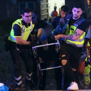 Rettungskräfte im Einsatz vor dem eingestürzten Club auf Mallorca.