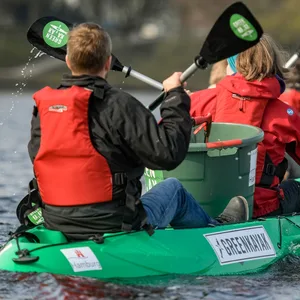 Wassersport und Umweltschutz in einem: GreenKayak-Fahrer auf Müllsammel-Tour (Archivbild).