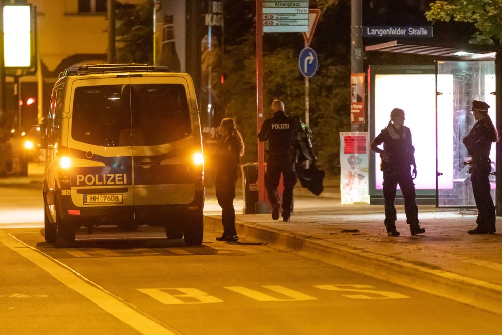 Polizeikräfte am Alsenplatz in Hamburg-Altona.