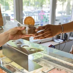 Die Gäste bei "Eisbüttel" in der Lutterothstraße bleiben trotz Preissteigerung nicht aus.