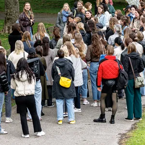 Frauen treffen sich auf der Veranstaltung „Hamburg Ladies Stroll“ zu einem gemeinsamen Spazierengehen gegen Anonymität.