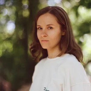Draußen im Grünen, Hania Rani schaut in die Kamera