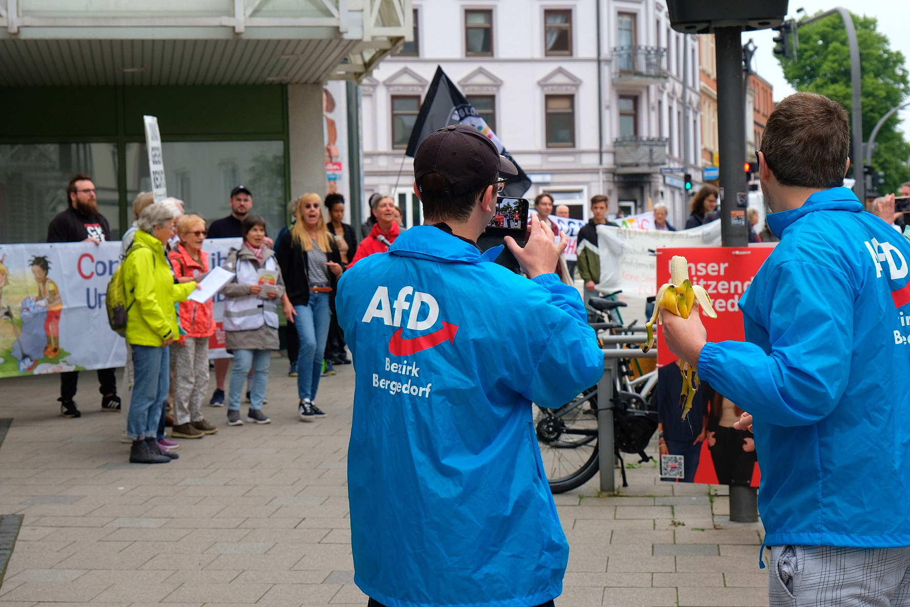 AfD-Wahlkämpfer filmen Gegendemonstranten