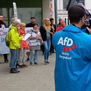 AfD-Wahlkämpfer filmen Gegendemonstranten