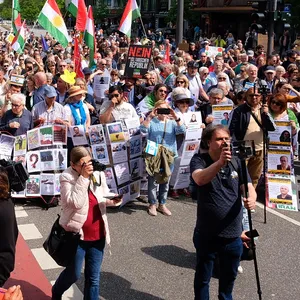 Mehrere Hundert Menschen haben sich am Samstagmittag auf dem Steindamm (St. Georg) versammelt, um gegen die Kalifat-Phantasien der Islamisten zu demonstrieren.