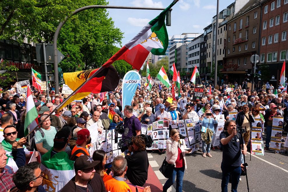 Mehrere Hundert Menschen haben sich am Samstagmittag auf dem Steindamm (St. Georg) versammelt, um gegen die Kalifat-Phantasien der Islamisten zu demonstrieren.