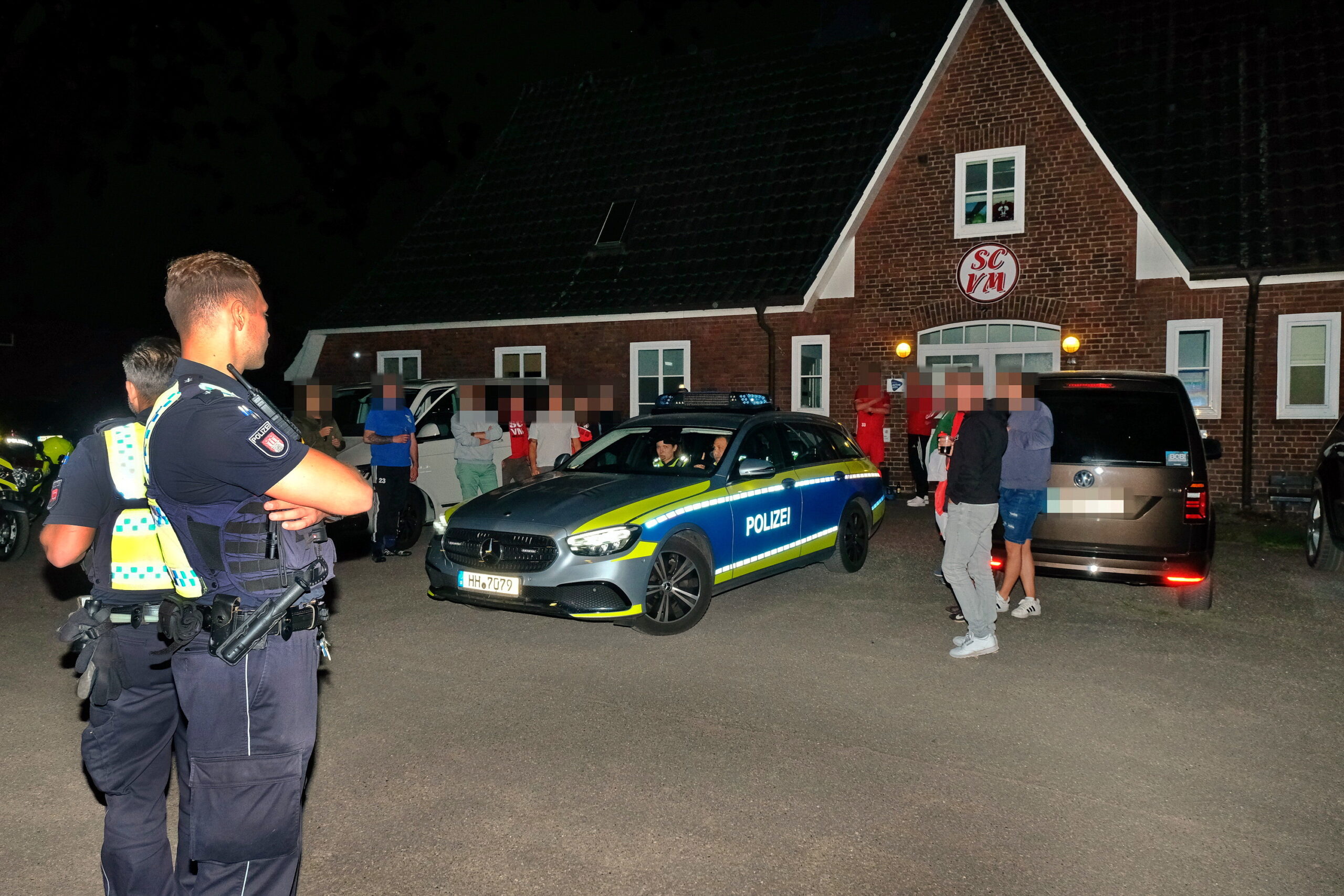 Polizisten vor dem Vereinshaus des SC Vier- und Marschlande.