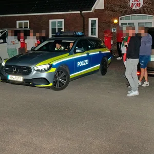 Polizisten vor dem Vereinshaus des SC Vier- und Marschlande.