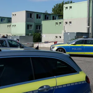 Streifenwagen vor der Flüchtlingsunterkunft in Hamburg-Bergedorf.