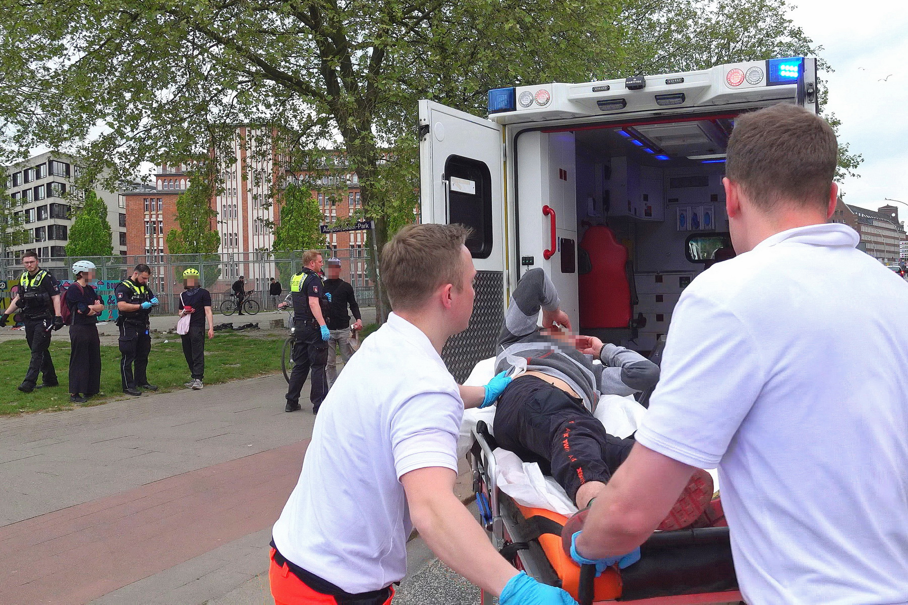 Einsatz am Drob Inn: Sanitäter schieben den Verletzten in den Rettungswagen