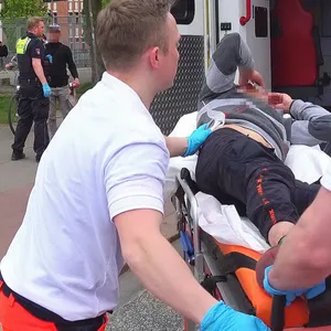 Einsatz am Drob Inn: Sanitäter schieben den Verletzten in den Rettungswagen