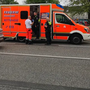 Der leicht verletzte Mann wurde mit einem Krankenwagen in eine Klinik gebracht.