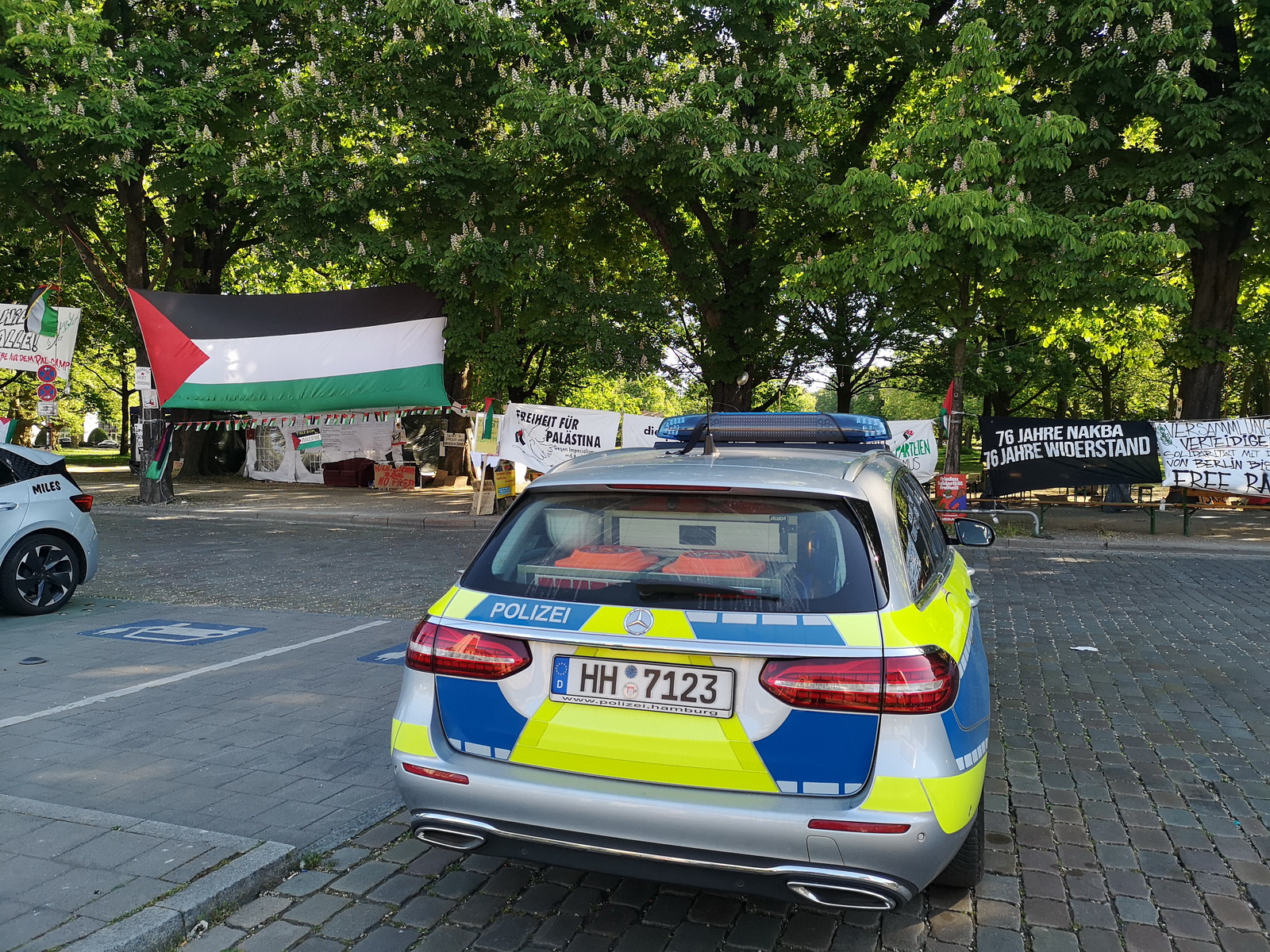 Auf der Moorweide gegenüber dem Bahnhof Dammtor haben Pro-Palästina-Aktivisten ein Protestcamp errichtet.