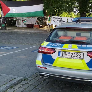 Auf der Moorweide gegenüber dem Bahnhof Dammtor haben Pro-Palästina-Aktivisten ein Protestcamp errichtet.