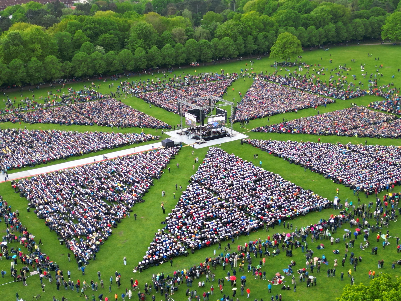 Am Sonntag kamen rund 15.000 Blechbläser zur Abschlussveranstaltung auf der Stadtparkwiese zusammen.