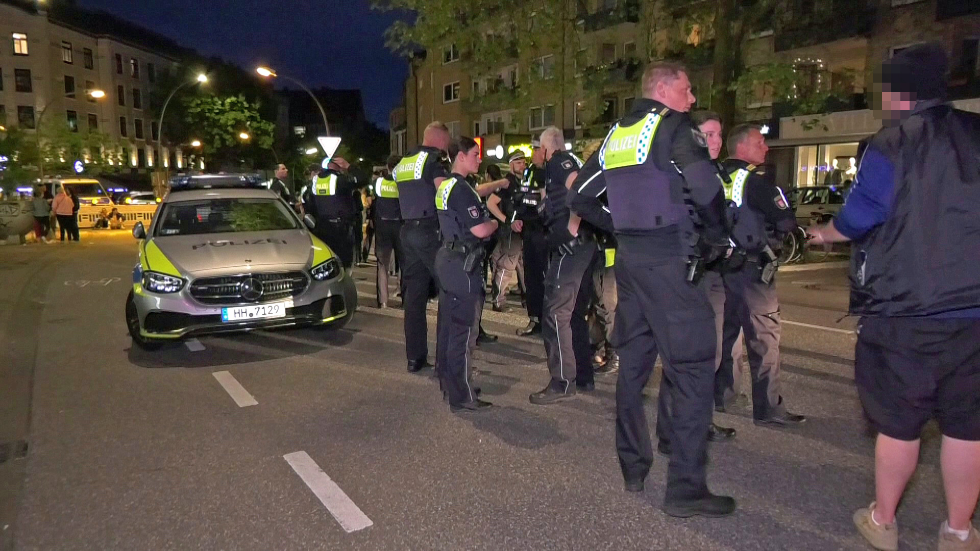 Polizisten im Gespräch mit Zeugen nach der Auseinandersetzung auf dem Osterstraßenfest.
