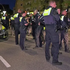 Polizisten im Gespräch mit Zeugen nach der Auseinandersetzung auf dem Osterstraßenfest.