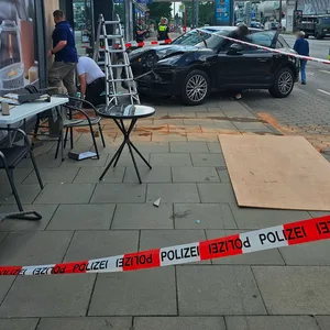 Der Porsche Macan raste in die Glasfront der Jysk-Filiale.