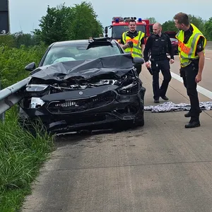 Der 61-jährige Fahrer des Mercedes' kam am Samstagnachmittag auf der A23 ums Leben.