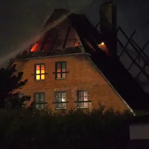 Auf dem Hof Oneminus in Klein Rönnau ist in der Nacht zum Sonntag ein Feuer ausgebrochen.