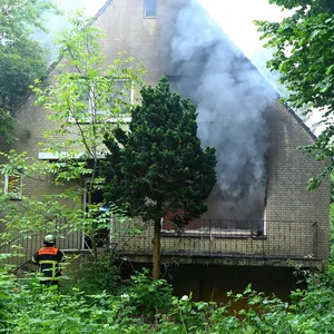 In dem Einfamilienhaus in Jenfeld brach am Montagabend ein Feuer aus.