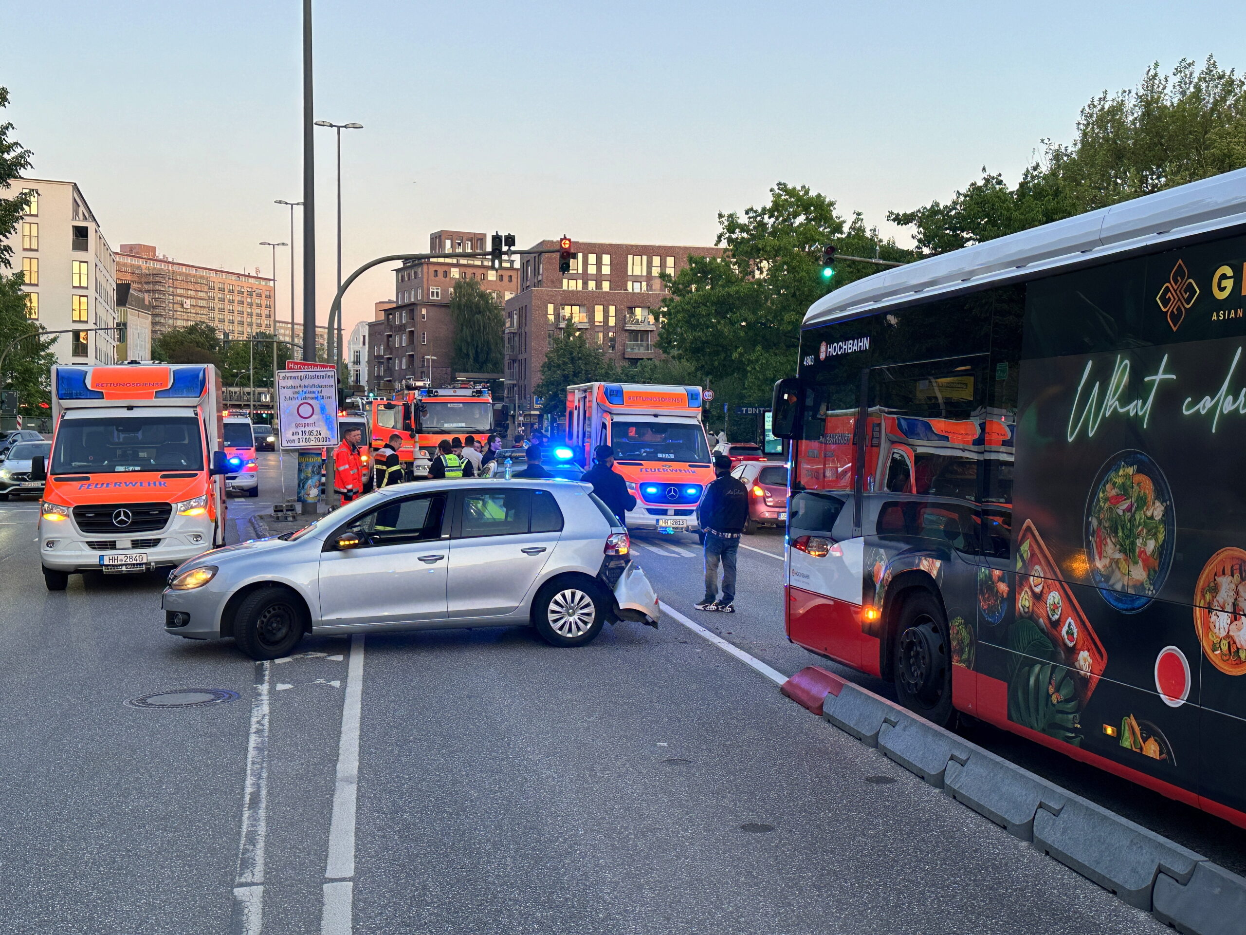 Kollision nach verbotenen Wendemanöver mit Linienbus – Fünf Verletzte an der Hoheluftchaussee
