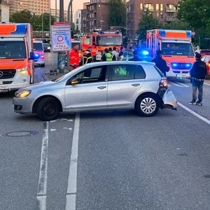 Kollision nach verbotenen Wendemanöver mit Linienbus – Fünf Verletzte an der Hoheluftchaussee