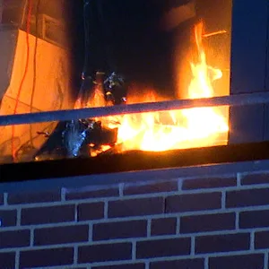 Ein Anwohner hatten den Notruf gewählt, weil er die Flammen in dem Labor sah.