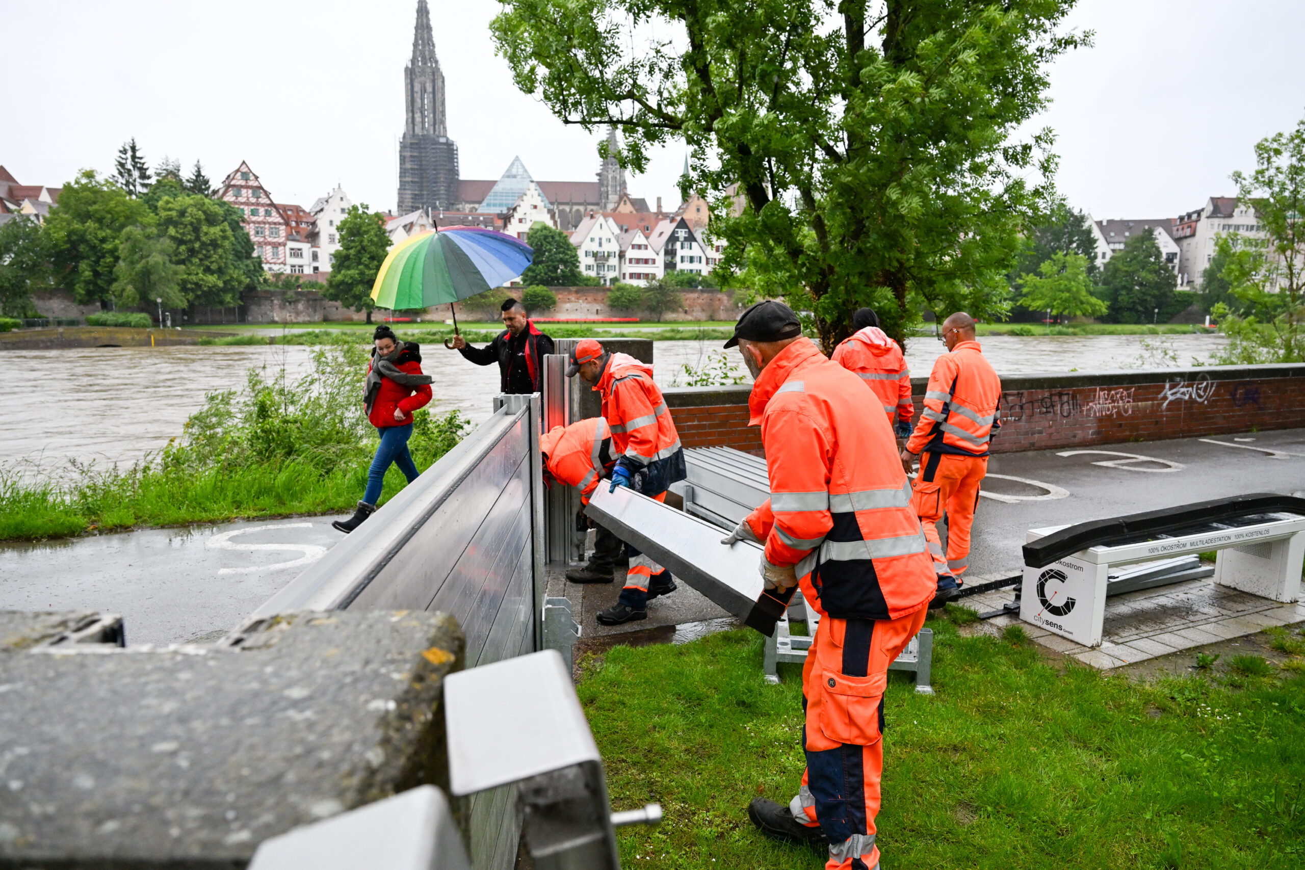 Männer bauen Hochwasserschutz auf