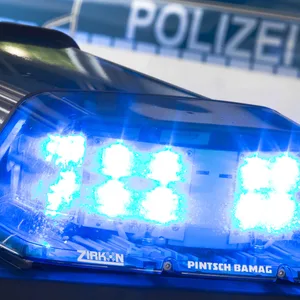 Ein Blaulicht leuchtet auf dem Dach eines Polizeiwagens