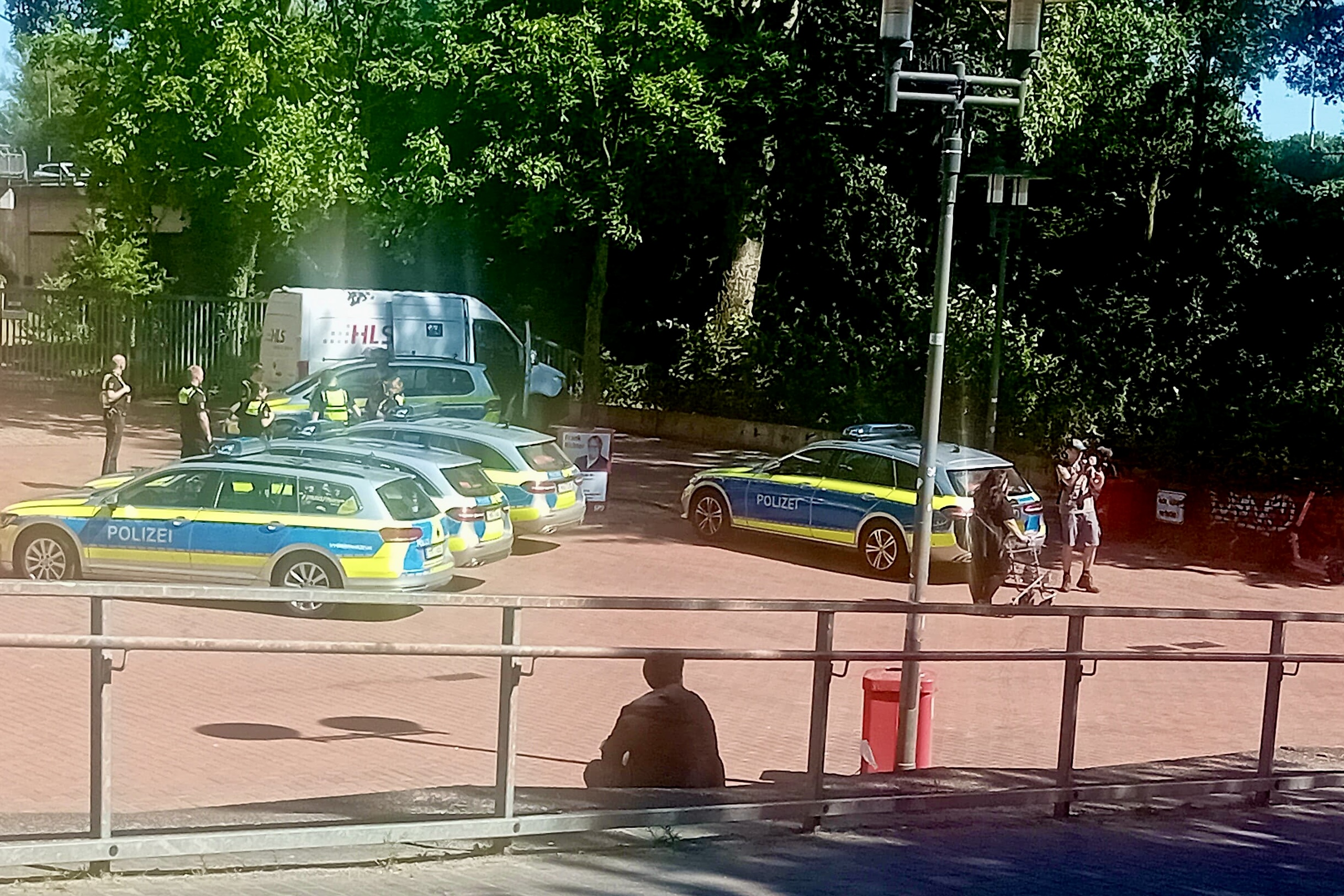 Geldtransporter defekt. Polizei muss mit mehreren Streifenwagen in Harburg anrücken um das Umladen abzusichern.