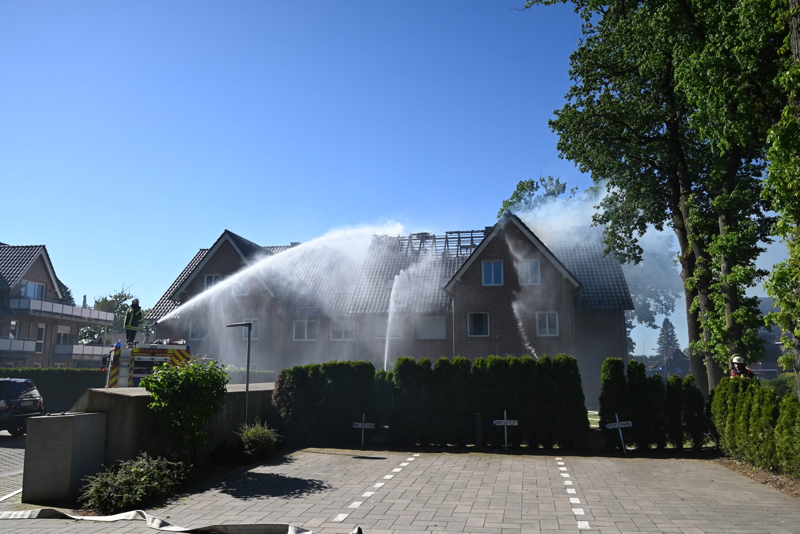 Rund 60 Retter bekämpfen den Brand in Vahrendorf.
