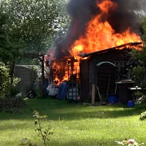 Gartenhaus in Flammen – schweirige Löscharbeiten in hamburg Neuland