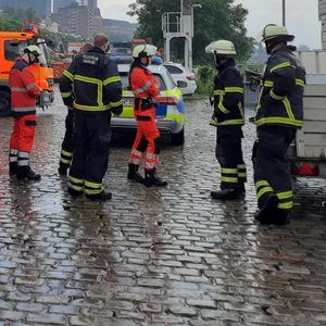 Zahlreiche Einsatzkräfte waren bei der Suchaktion am Hamburger Fischmarkt beteiligt.