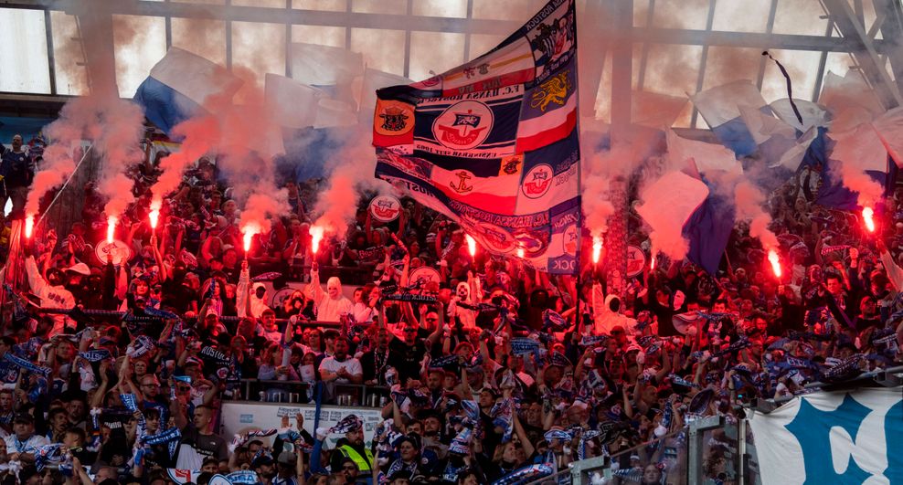 Fans von Hansa Rostock zünden Pyrotechnik