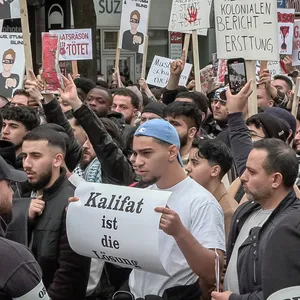 Auf der Demo von „Muslim Interaktiv” am 27. April 2024 hält jemand ein Schild mit der Aufschrift „Kalifat ist die Lösung" hoch (Archivbild).