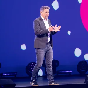 Lässig in Öko-Sneakern: Vizekanzler Robert Habeck (Grüne) auf der Digitalmesse OMR in Hamburg.