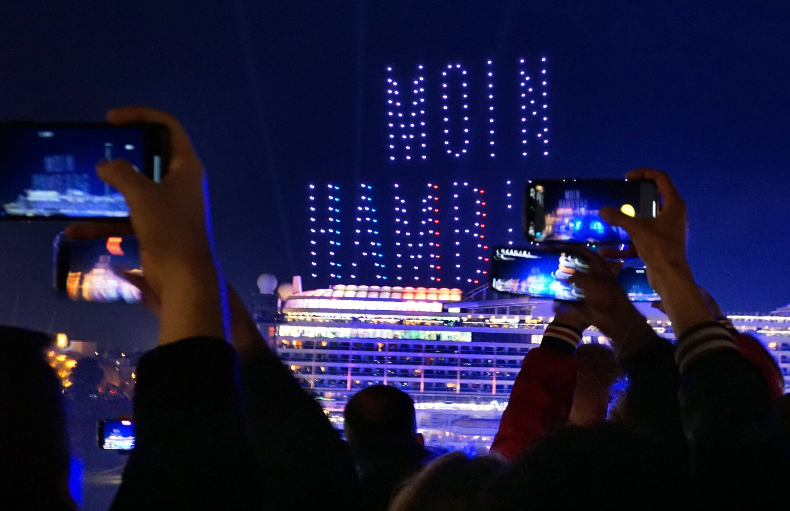 Lichtershow für die Aida prima im Hamburger Hafen.