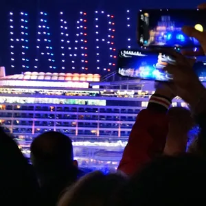Lichtershow für die Aida prima im Hamburger Hafen.