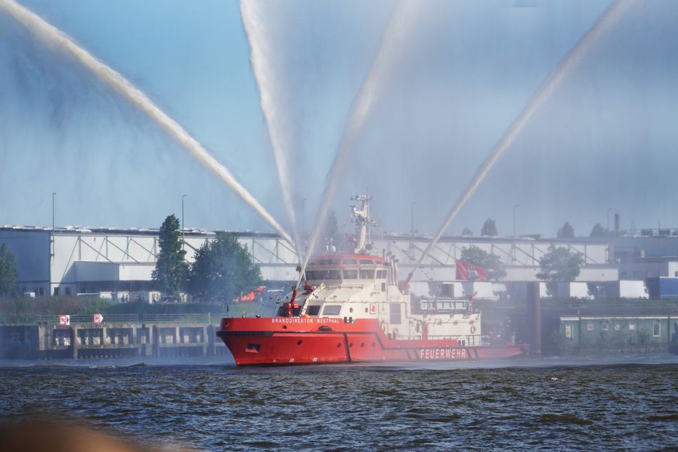 Ein Feuerwehrschiff im Hafen